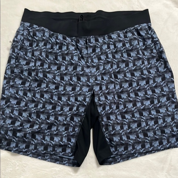lululemon athletica Black and Blue Patterned Men Shorts - Picture 4 of 8